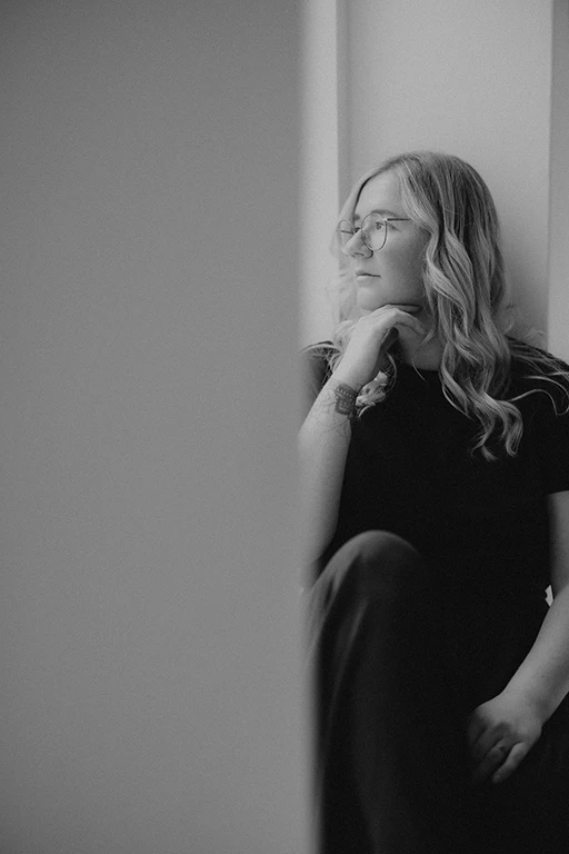 Christine_bw-43_flipped_mobile